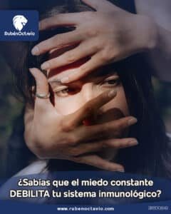 Rostro de una persona cubierto por manos simbolizando cómo el miedo bloquea la mente y afecta el bienestar.