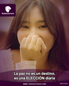 Mujer con expresión serena cubriéndose la boca suavemente, representando la paz interior como una elección diaria.