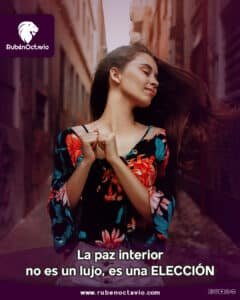 Mujer disfrutando de un momento de paz interior en una calle tranquila.