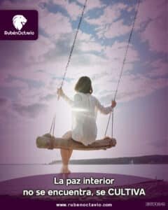 Persona en un columpio mirando el cielo, simbolizando que la paz interior se cultiva desde dentro.