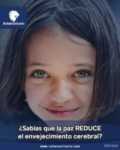 Primer plano de una joven mirando con serenidad simbolizando los efectos de la paz en el cerebro.