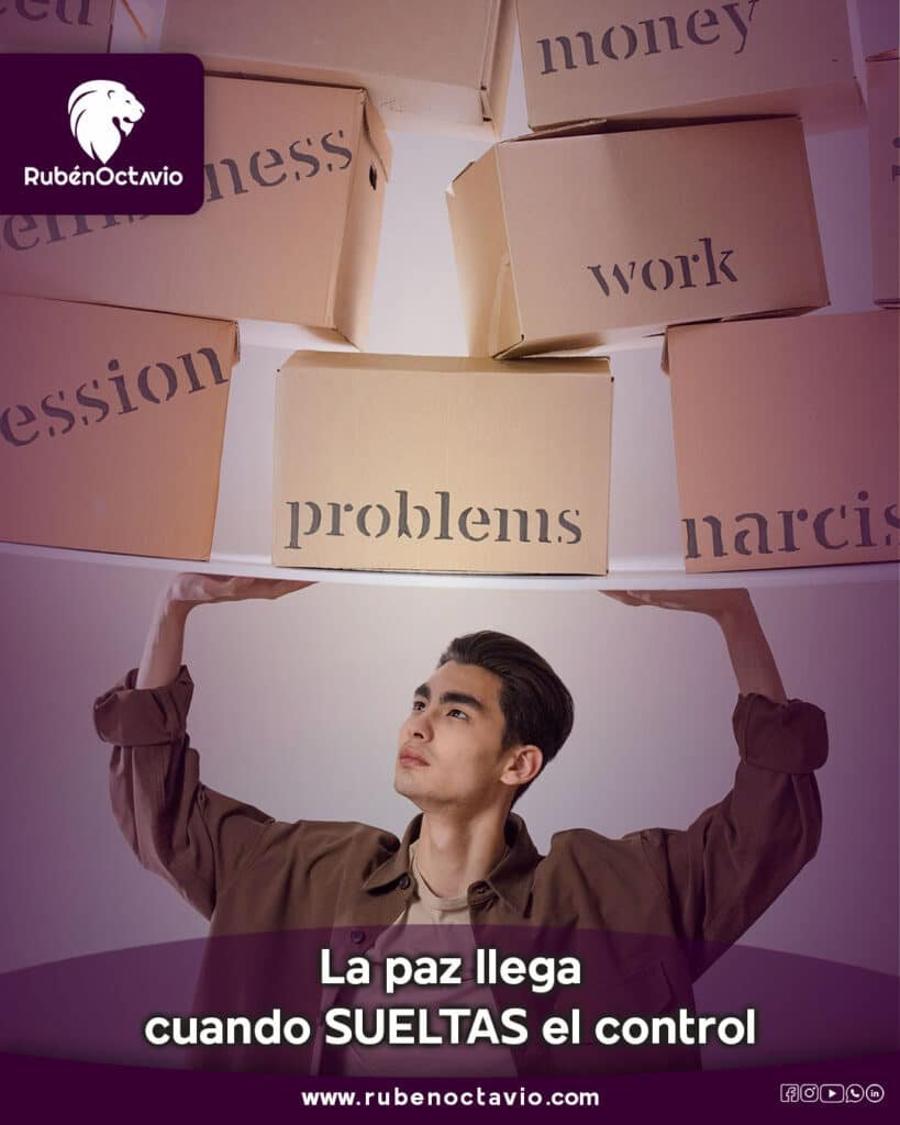 Hombre sosteniendo cajas simbólicas representando preocupaciones y control.