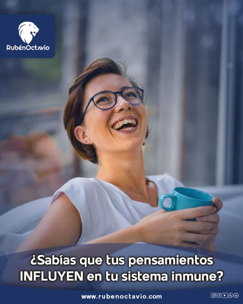 Mujer sonriendo con una taza en la mano, representando bienestar y cómo los pensamientos influyen en la salud del sistema inmune.