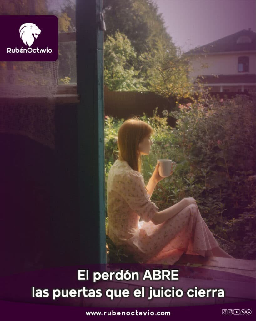 Mujer sentada con una taza mirando hacia un jardín, simbolizando la apertura interior que ofrece el perdón.