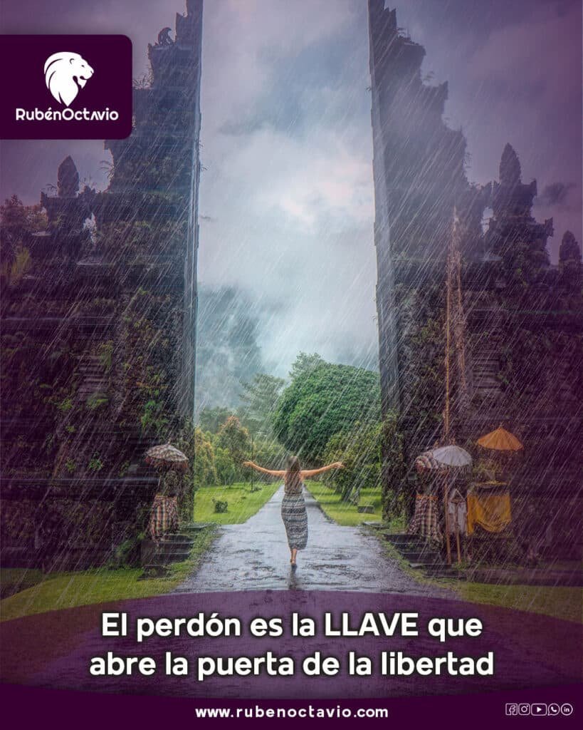 Mujer caminando bajo la lluvia hacia una gran puerta abierta simbolizando el perdón y la libertad emocional.