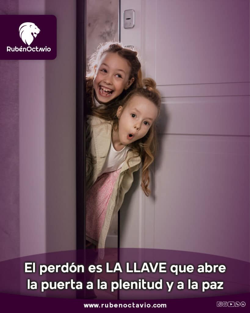 Niñas abriendo una puerta simbolizando cómo el perdón abre paso a la plenitud y la paz.