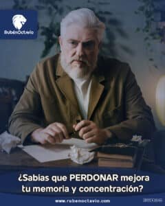 Hombre reflexionando en un escritorio, representando cómo el perdón mejora la claridad mental.