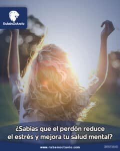 Persona levantando los brazos al sol, reflejando liberación y bienestar.