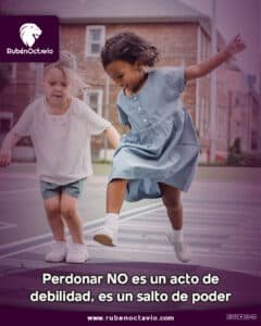 Niñas saltando juntas, simbolizando libertad a través del perdón.