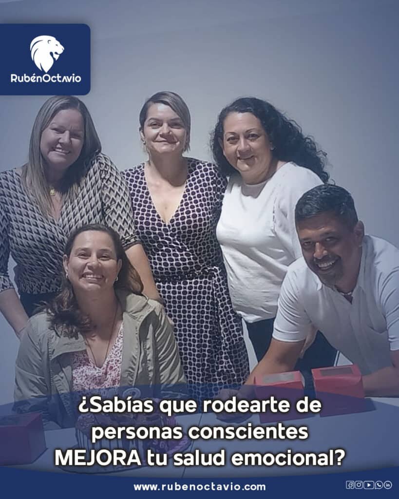 Grupo de personas adultas sonriendo juntas en una fotografía grupal.
