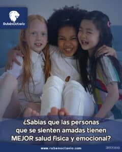 Tres niñas abrazadas y sonriendo, simbolizando los efectos positivos del amor en la salud y la felicidad.