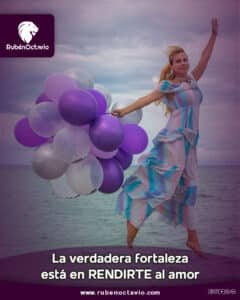 Mujer sosteniendo globos morados en la playa, simbolizando libertad y entrega amorosa.