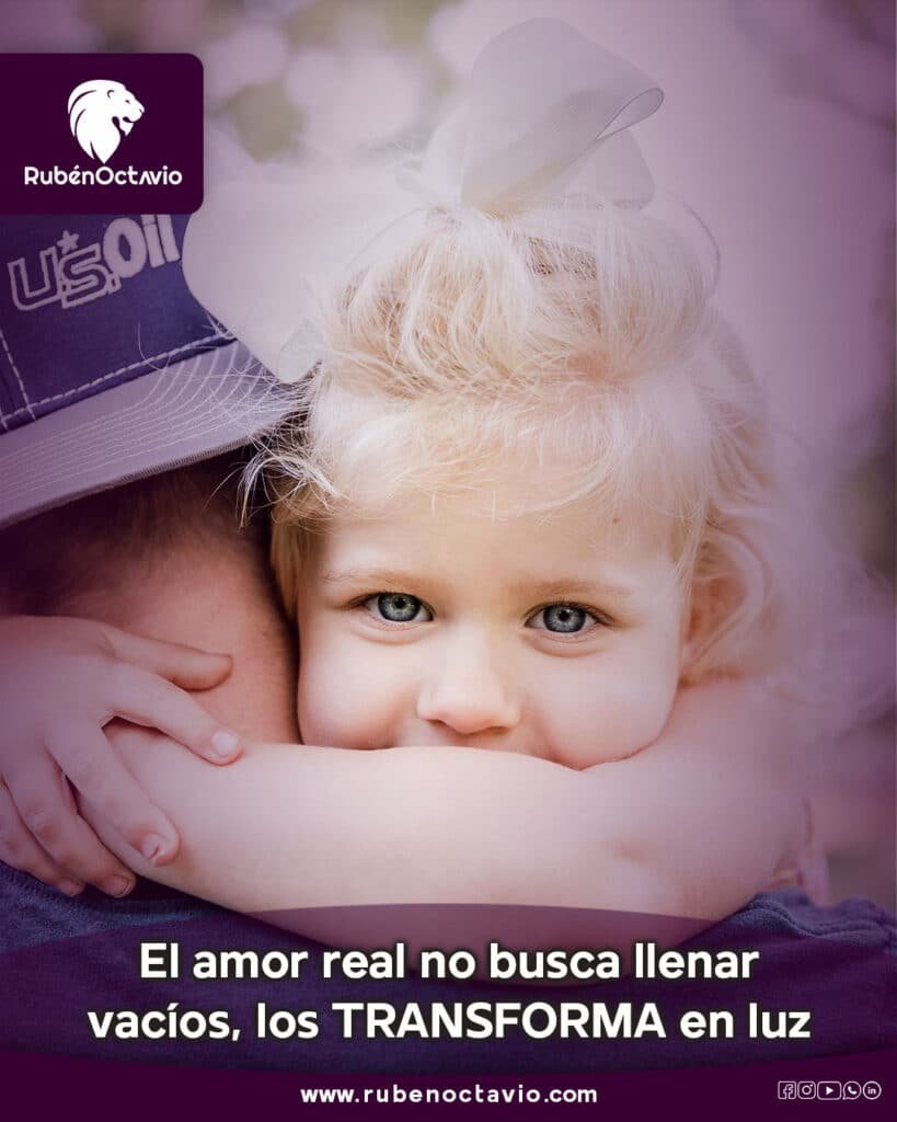 Niña abrazando con ternura, simbolizando el amor que transforma los vacíos en luz.