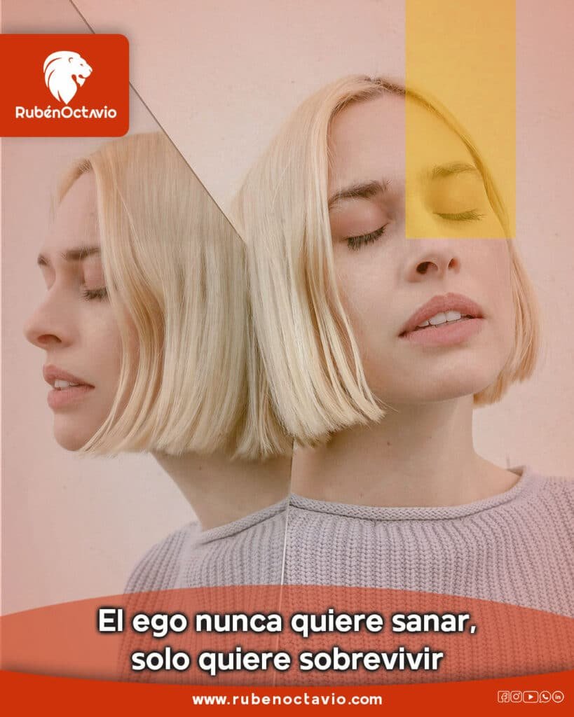Mujer con expresión serena reflejada en un espejo, simbolizando la dualidad entre ego y autenticidad.