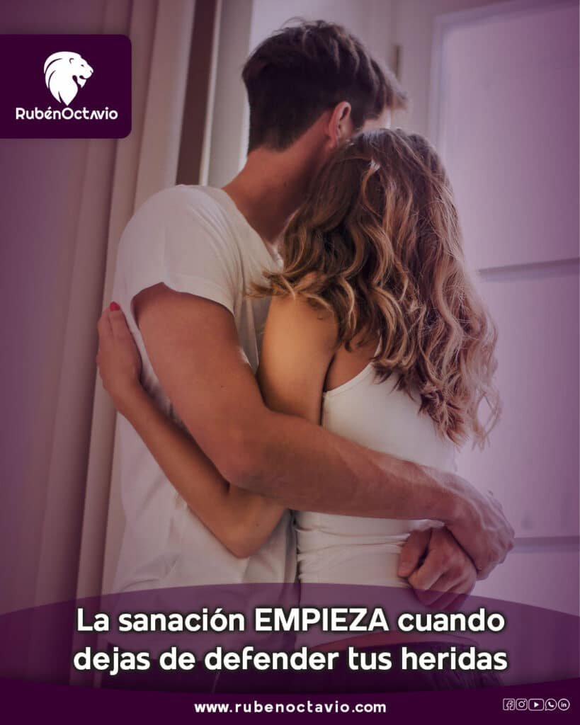 Sanación dejar de defender tus heridas. Pareja abrazándose con suavidad, simbolizando vulnerabilidad y sanación emocional.