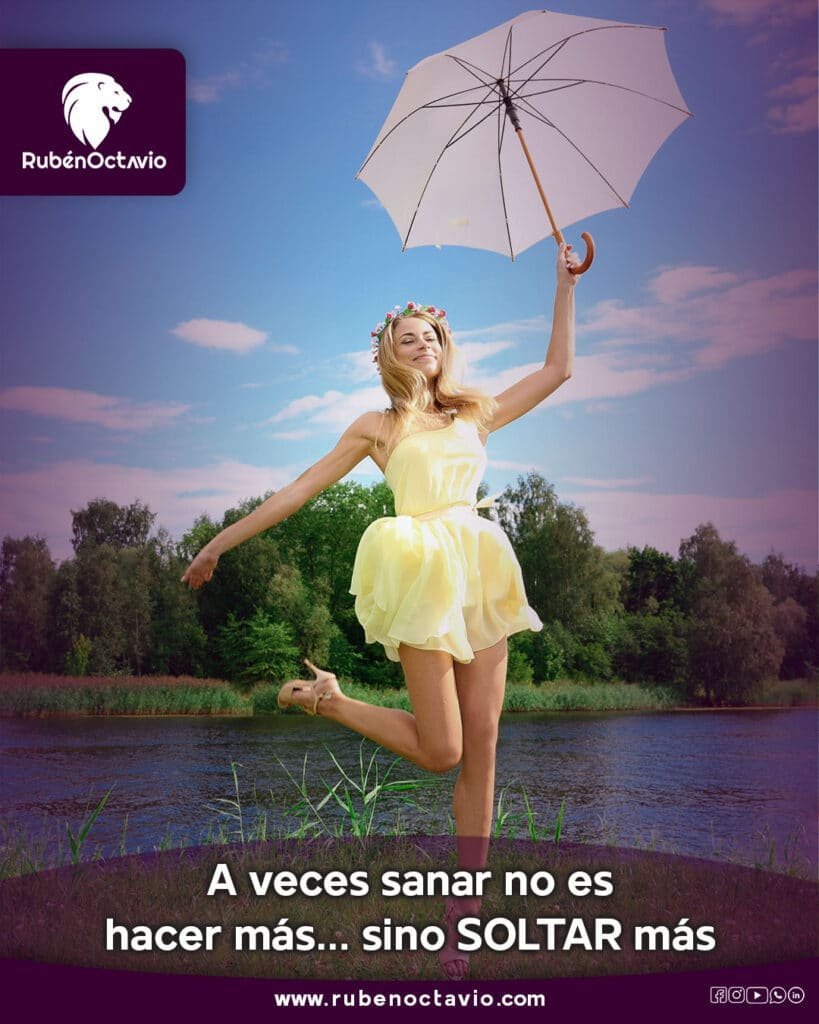 Mujer saltando con un paraguas en un día soleado, simbolizando liberación y sanación.