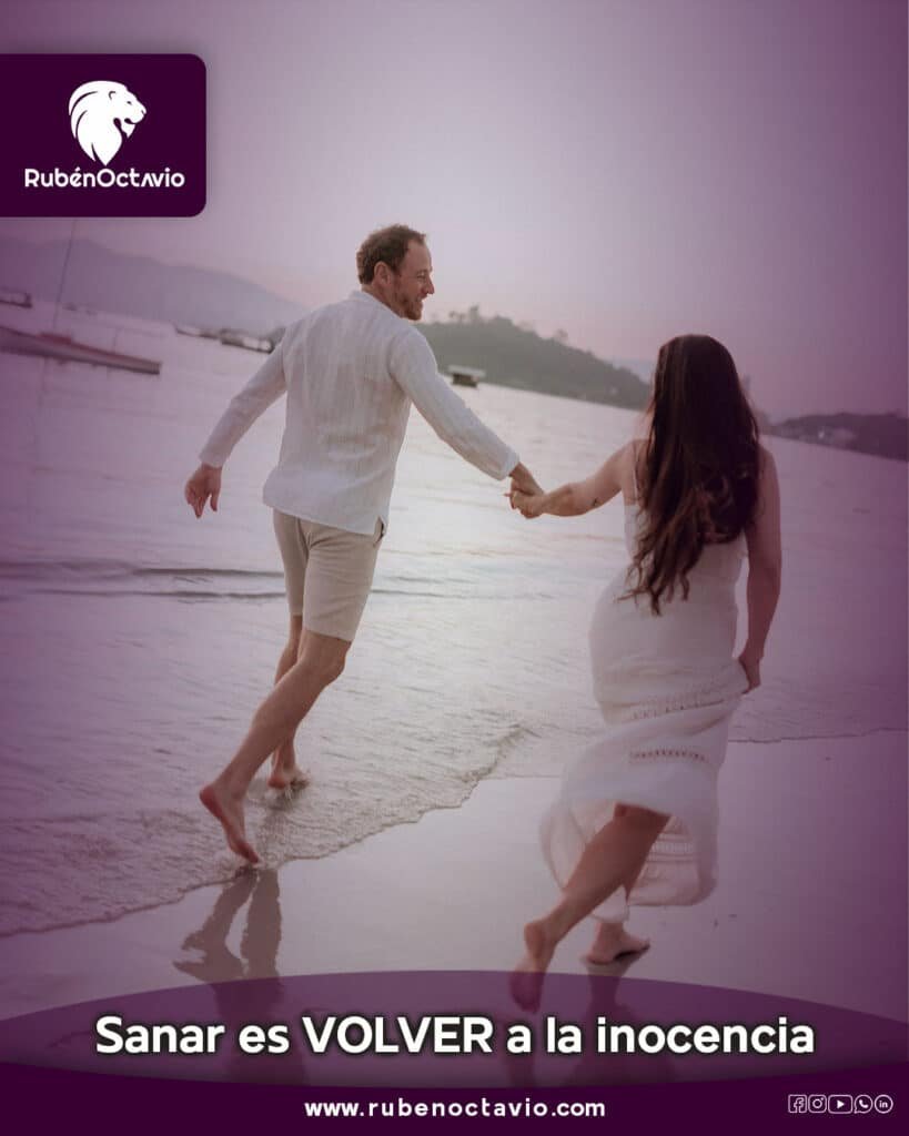 Pareja tomada de la mano caminando hacia el mar al atardecer, simbolizando paz y retorno a la inocencia.