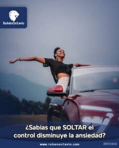 Persona disfrutando con los brazos abiertos fuera de un auto en movimiento, simbolizando libertad y soltar el control.