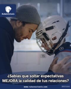 Soltar expectativas relaciones. Padre e hijo juntos tocando sus frentes en un gesto de conexión y comprensión.