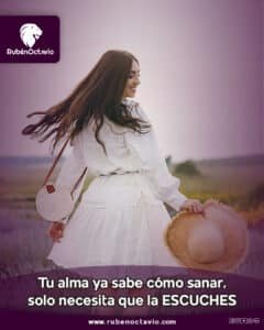 Mujer caminando con serenidad en un campo, simbolizando conexión con el alma.