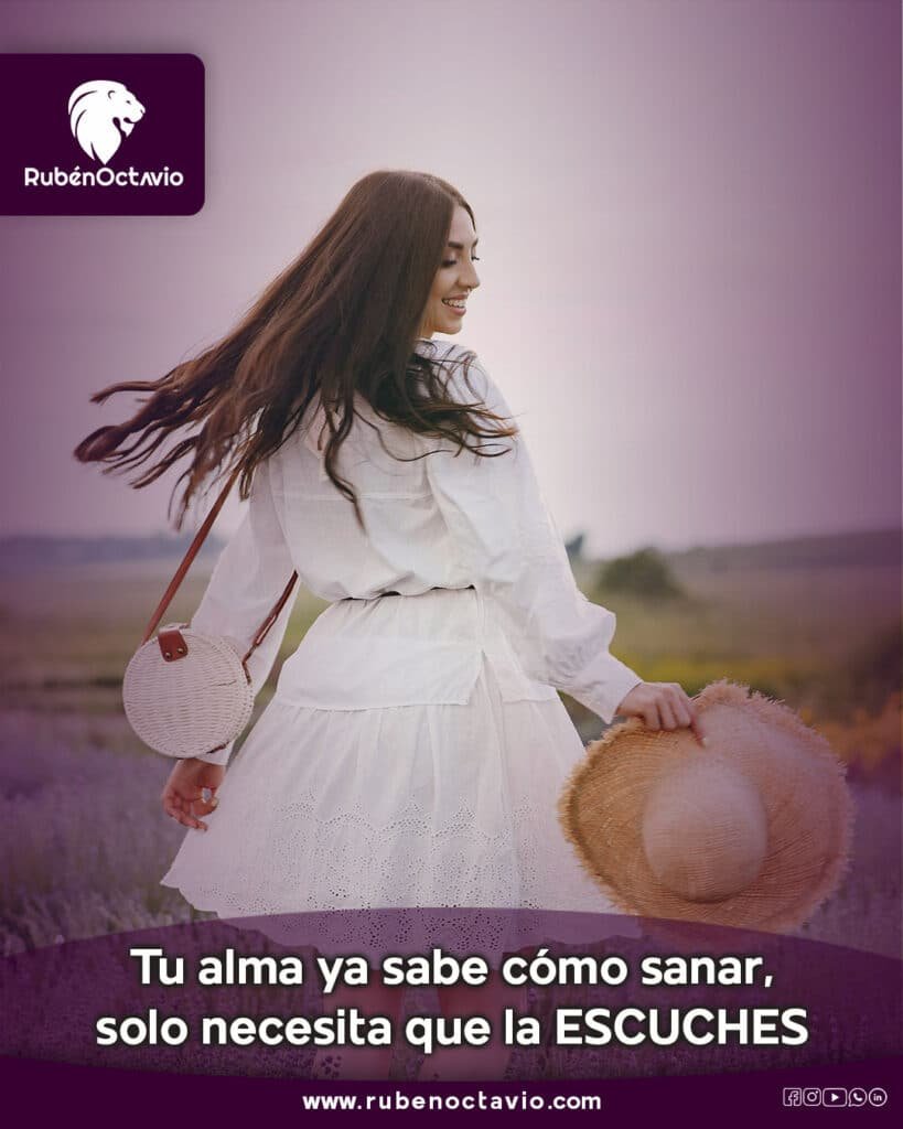 Mujer caminando con serenidad en un campo, simbolizando conexión con el alma.