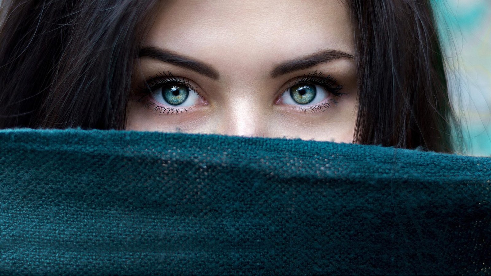 Mirada consciente que representa la psicoeducación para la paz interior