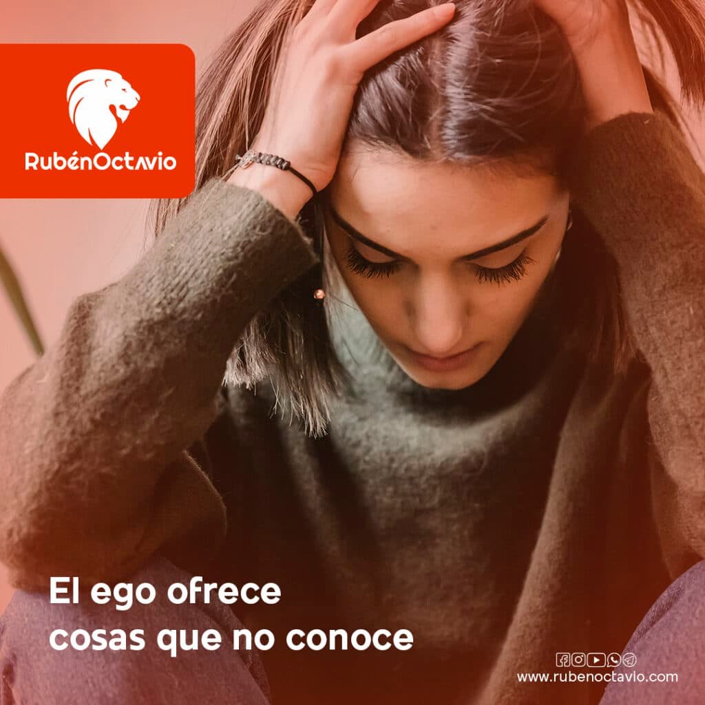 Mujer angustiada con mensaje sobre cómo el ego ofrece cosas que no conoce.