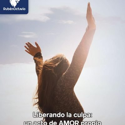 Persona levantando los brazos hacia el cielo en un gesto de libertad y alivio emocional.