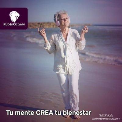 Persona mayor disfrutando música en la playa, simbolizando bienestar y paz mental.