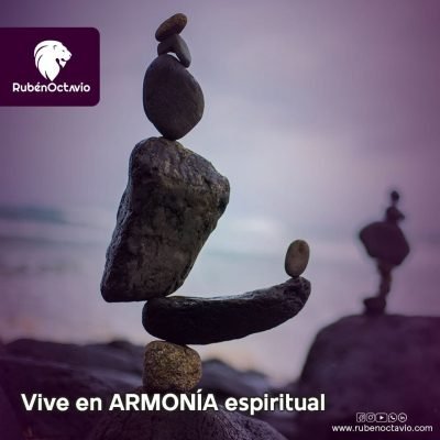 Rocas equilibradas en la playa simbolizando armonía espiritual y estabilidad interior.
