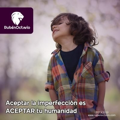 Niño sonriendo con naturalidad, simbolizando la belleza de aceptar la imperfección humana.