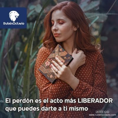 Mujer abrazando un libro con gratitud mientras reflexiona sobre el poder liberador del perdón.