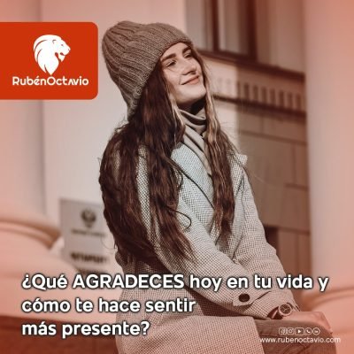 Mujer sonriendo con serenidad simbolizando la gratitud y la presencia en el momento.