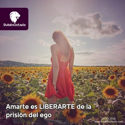 Mujer de espaldas en un campo de girasoles, representando libertad interior y liberación del ego.