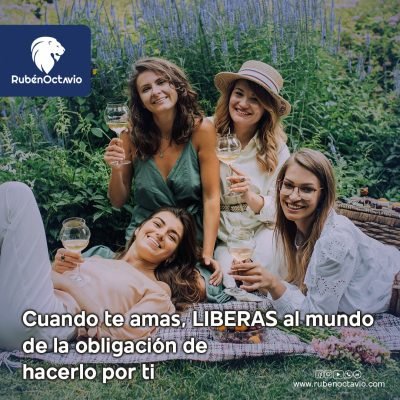 Grupo de mujeres sonriendo simbolizando libertad emocional y amor propio