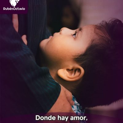 Niño abrazando a un adulto, simbolizando cómo el amor disuelve el miedo.