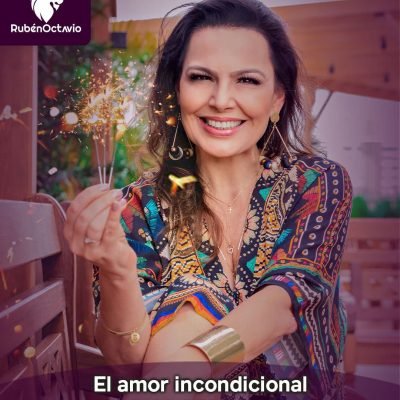 Mujer sonriendo mientras sostiene luces de bengala, representando el amor incondicional que nace en uno mismo.