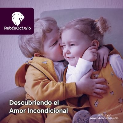 Niños abrazándose con ternura representando amor incondicional