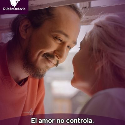 Pareja mirándose con ternura a través de una ventana, expresando confianza y conexión.