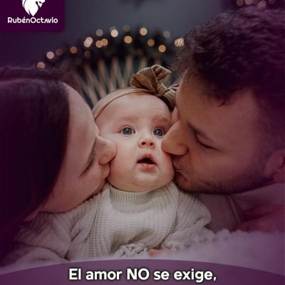 Pareja besando a su bebé mientras reflejan amor y ternura auténtica.