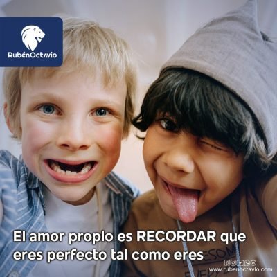 Niños haciendo muecas simbolizando autenticidad y amor propio