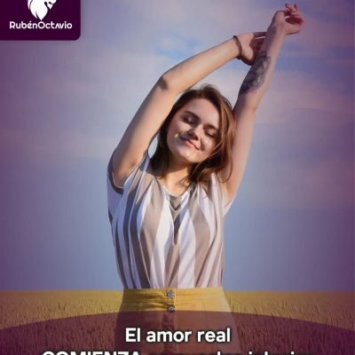 Mujer estirando los brazos con expresión de paz en un campo abierto, simbolizando amor propio y plenitud interior.