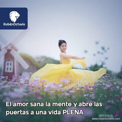 Mujer con vestido amarillo girando entre flores, simbolizando plenitud y sanación a través del amor.