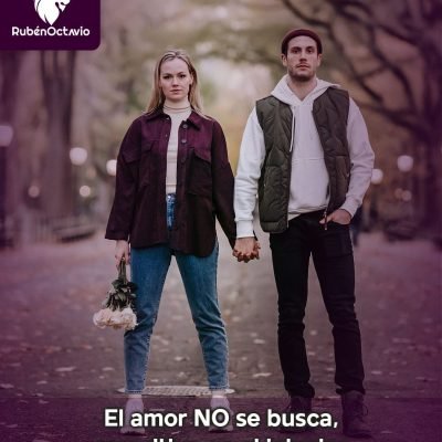 Pareja caminando de la mano sosteniendo flores, simbolizando que el amor se cultiva en el interior.