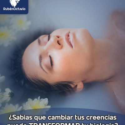 Persona relajada en agua con flores, simbolizando cómo las creencias influyen en la biología.