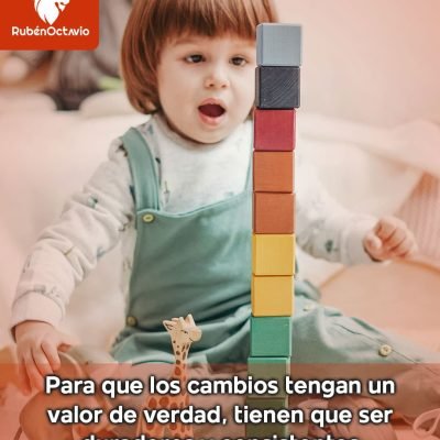 Niño observando una torre de bloques altos, simbolizando cómo los cambios se construyen paso a paso con consistencia.