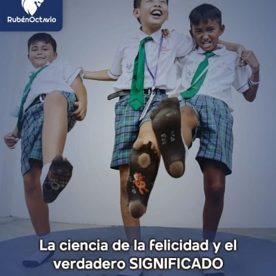 Niños riendo y jugando juntos, simbolizando el impacto de las relaciones en la felicidad humana.