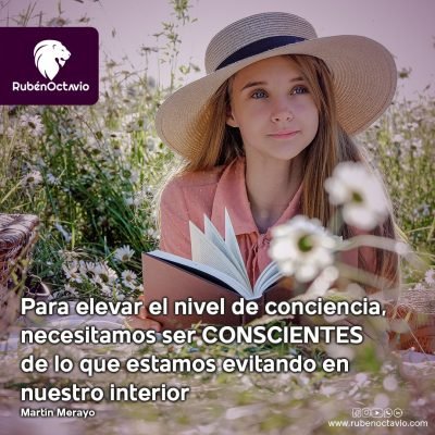 Joven leyendo en un campo de flores mientras reflexiona sobre su mundo interior y la conciencia.