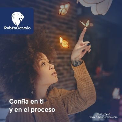 Mujer tocando mariposas luminosas que simbolizan transformación y confianza en el proceso.