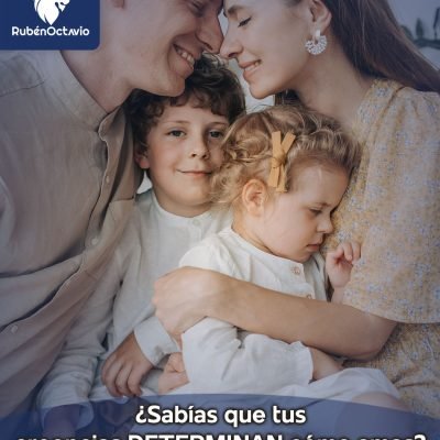 Familia abrazándose con cariño, simbolizando cómo las creencias influyen en la forma de amar.